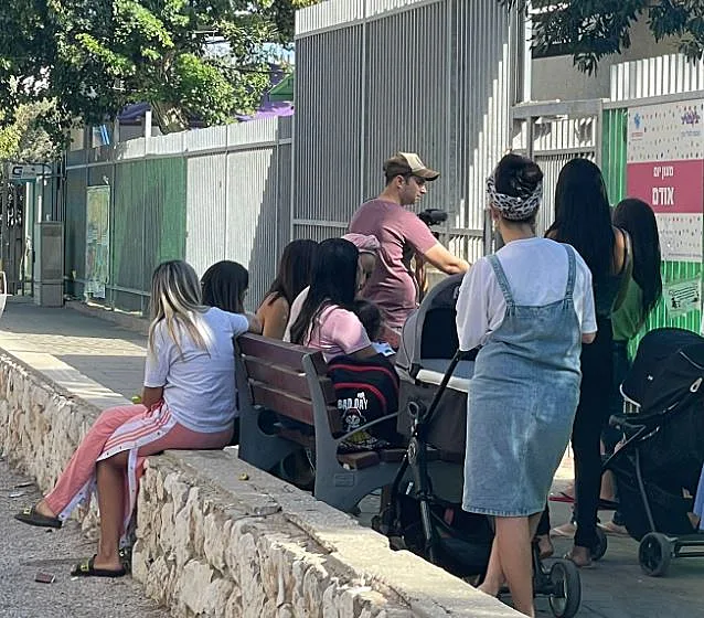 הורים מחוץ למעון נעמת הסגור בחולון