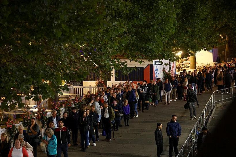 תורים בלונדון לאורך הלילה - יכולים לחכות 35 שעות בתור