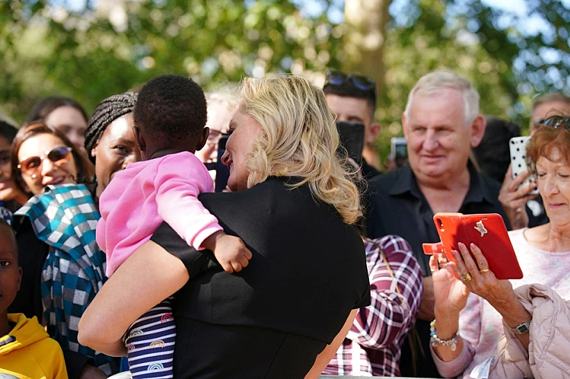 אזרחי לונדון ממתינים ברחובות בעת ביקור המלך צ'ארלס והנסיך וויליאמס