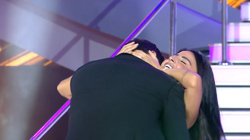 בר ואליאב מתחבקים