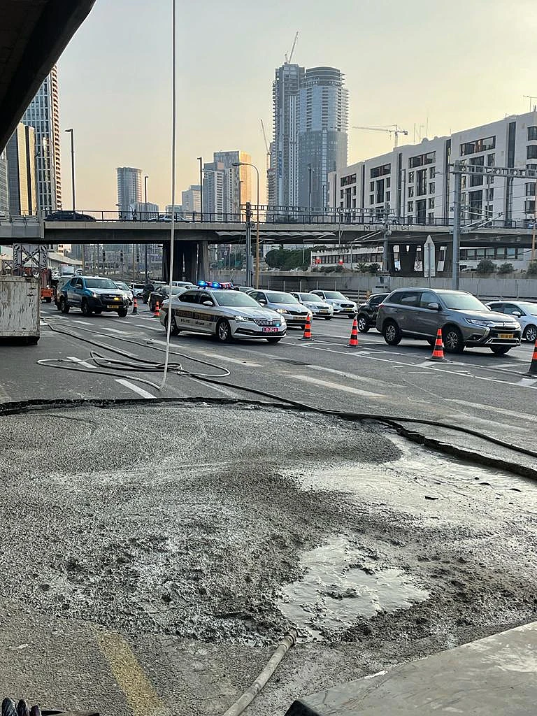 הבולען מכוסה בבטון הבוקר בנתיבי איילון