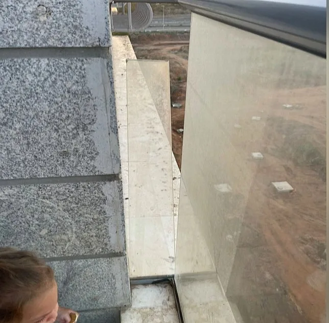 הזכוכית שהתנתקה במרפסת