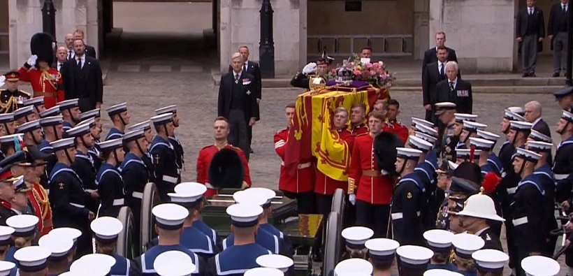 ארונה של המלכה אליזבת' בתחילת טקס ההלוויה