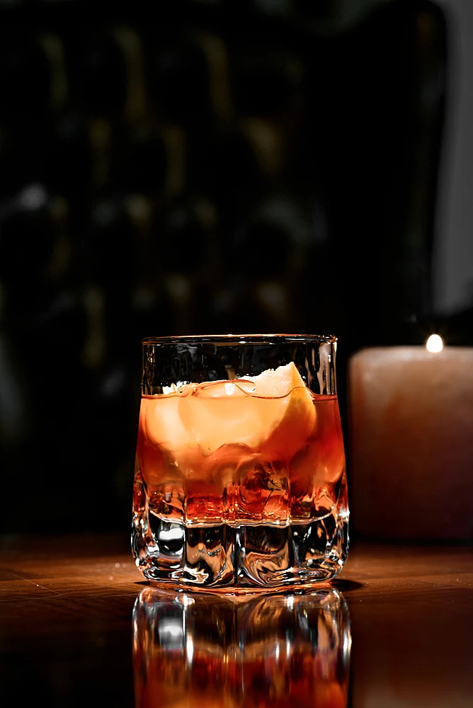 Old,fashioned,cocktail,with,orange,slice,,and,orange,peel,garnish