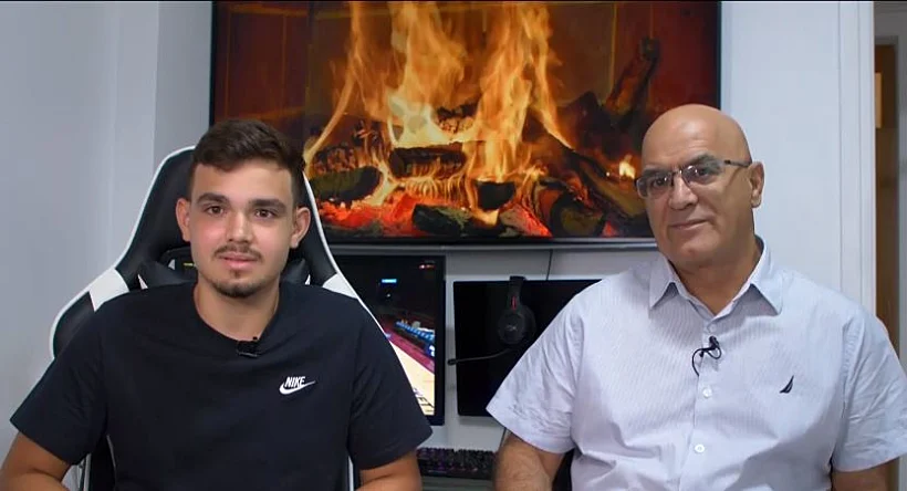 דניאל ואריאל פרץ, כשברקע שומר המסך שהקפיץ שכונה שלמה