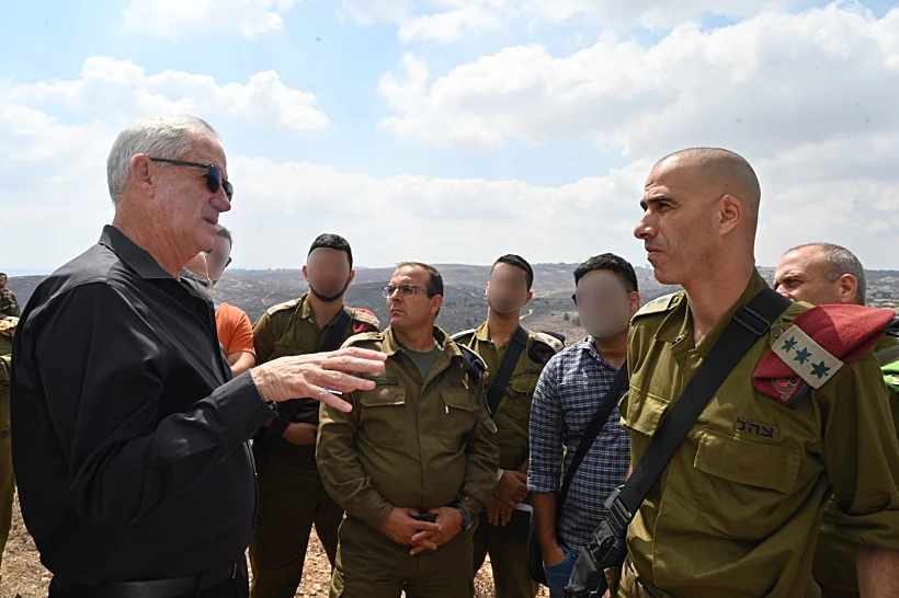 שר הביטחון בני גנץ באוגדת איו''ש