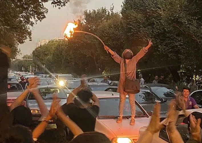 מפגינה איראנית שורפת את החיג'אב שלה