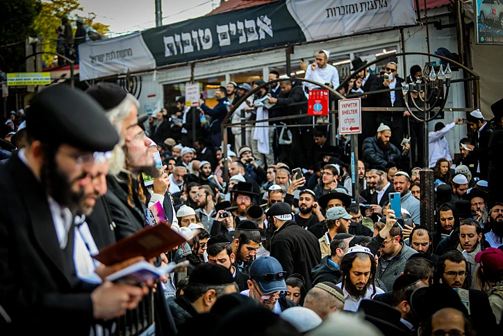 חסידים מציינים את ערב ראש השנה התשפ''ג ליד קברו של הרבי נחמן מברסלב באומן, אוקראינה