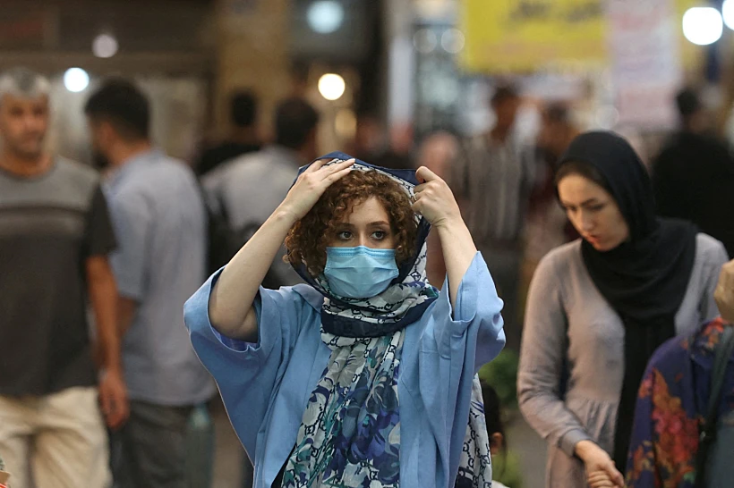 אישה עוטה כיסוי ראש בטהרן