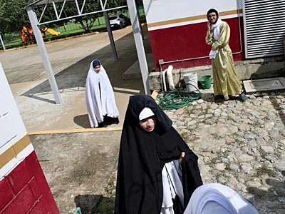 ילדי הכת ''לב טהור'' במתחם הכת במקסיקו