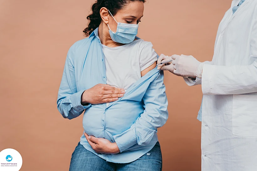 אישה בהיריון מתחסנת נגד שפעת