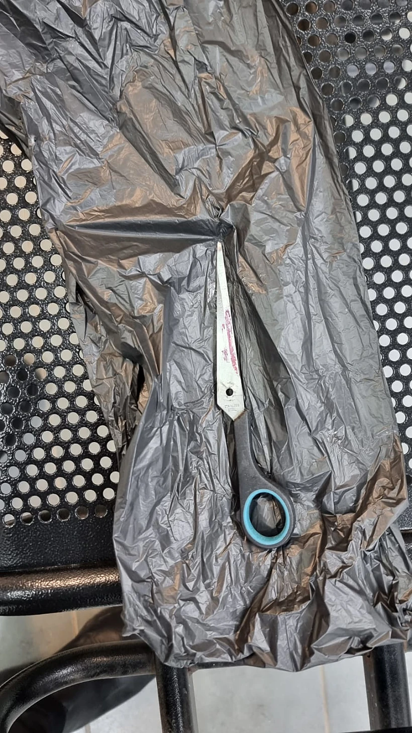 המספריים בהם דקרה המבקרת את הסוהרת