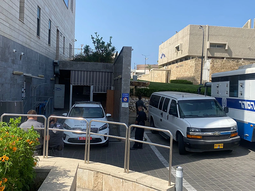 אבטחה מחוץ לבית המשפט במהלך הדיון בהארכת המעצר של החשודים ברצח בני שלמה