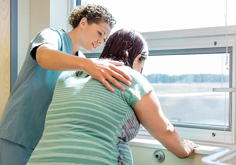 מיילדת תומכת באישה רגע לפני הלידה