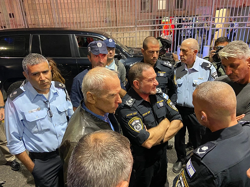 השר עמר בר-לב והמפכ''ל קובי שבתאי בזירת הפיגוע בירושלים