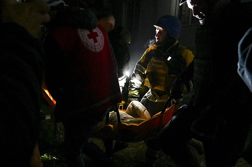 מחלצים אנשים מתוך הריסות בתים בז'פוריז'יה אחרי הפצצה רוסית