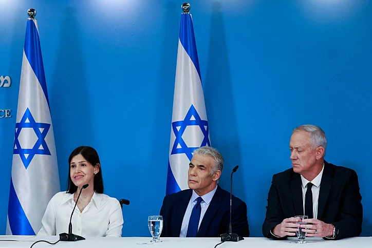 לפיד, גנץ ואלהרר בהצגת ההסכם עם לבנון