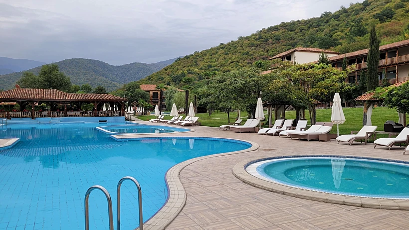 שבע בריכות במיקומים שונים. Lopota Lake Resort & Spa. צילום: מיכל בן ארי מנור