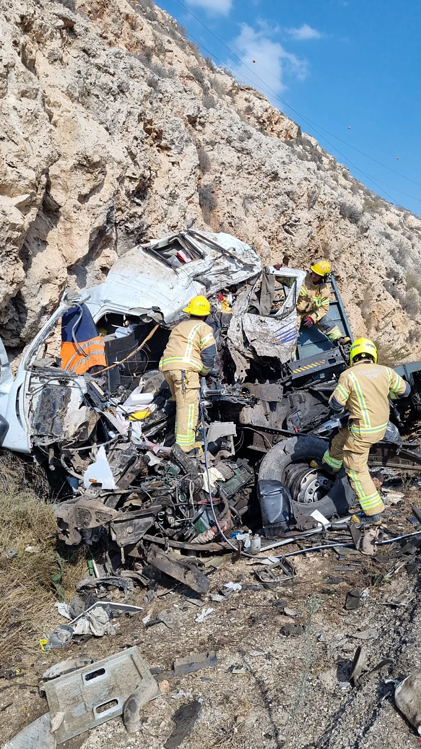 זירת תאונת המשאיות סמוך לצומת תפוח