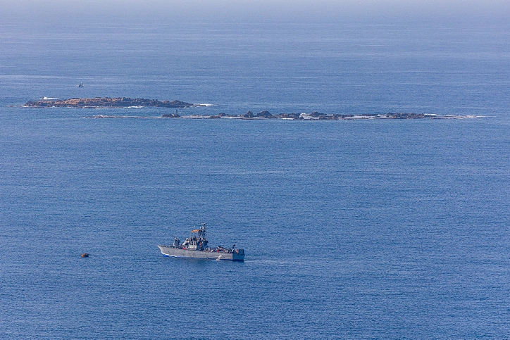 חיילי צה''ל על סירה בגבול לבנון