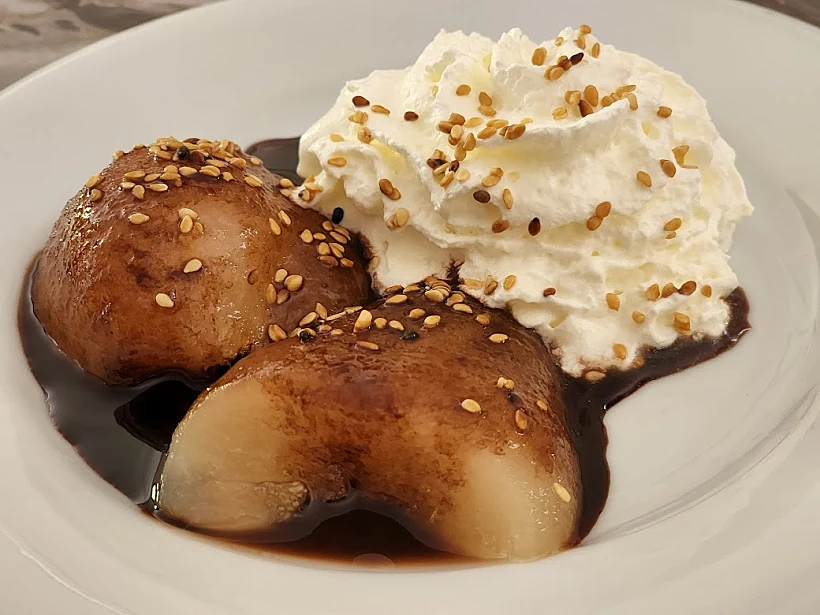 אגס ברוטב יין ושוקולד של Cafe de la Place. צילום: צבי חזנוב