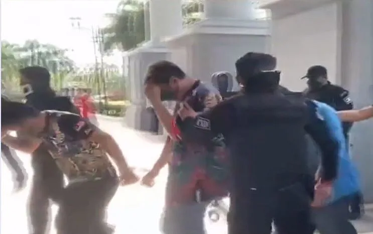 לכאורה סוכני מוסד שהופעלו במלזיה, מובאים למעצר