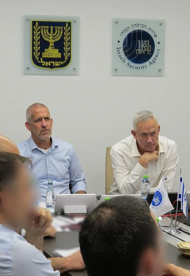 ראש השב''כ רונן בר במפגש בו הציג לשר הביטחון בני גנץ את פרטי המבצע במטה שב''כ