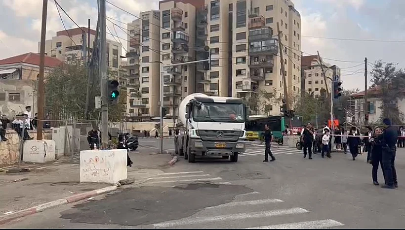 בוחני תאונות משחזרים עם הנהג הפוגע את התאונה