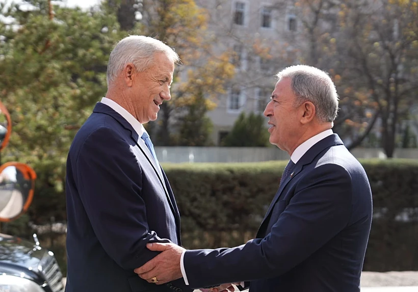 שר הביטחון בני גנץ עם שר ההגנה הטורקי חולוסי אקאר