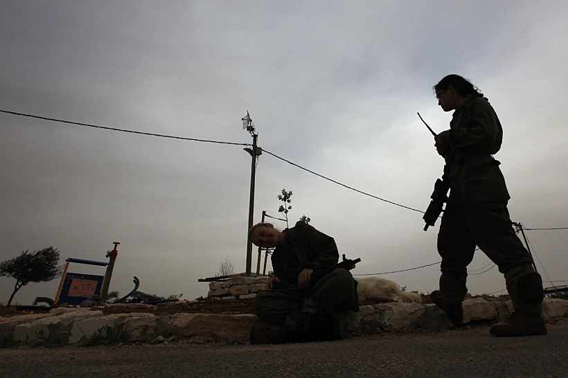 חיילים מאבטחים מאחז. ארכיון