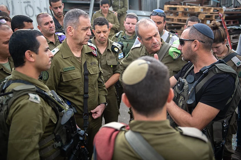 הרמטכ''ל אביב כוכבי בזירת הפיגוע בקריית ארבע