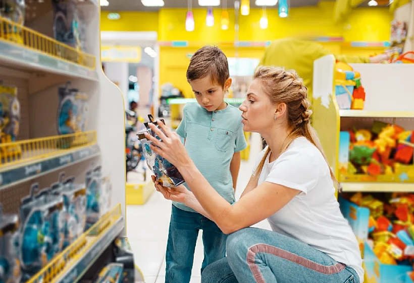 ילד ואמא בחנות