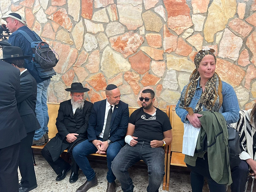 דניאל, בנו של רונן, עם הח''כים אמיר אוחנה ואוריאל בוסו מש''ס