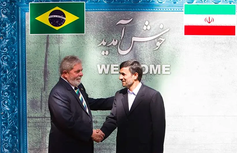 לולה יחד עם נשיא איראן לשעבר מחמוד אחמדינג'ד. טהרן, 2010