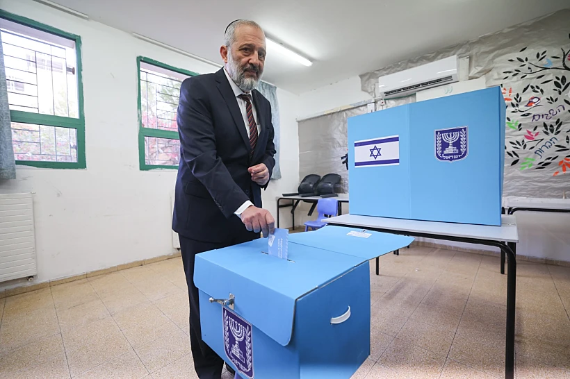 אריה דרעי מצביע