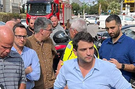 אמיר כוכבי, ראש העיר הוד השרון, בזירת הבולען