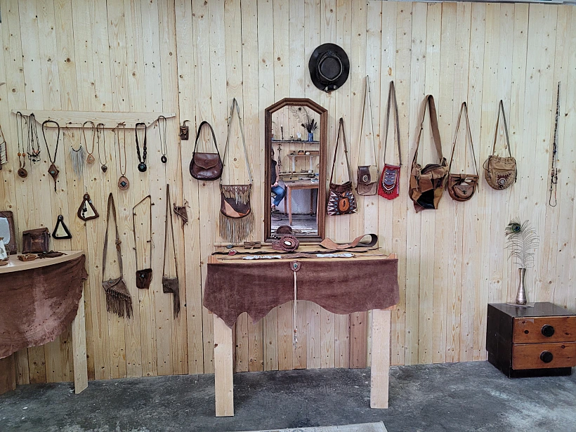 ''אומנות מהלב'' – מוצרי עור