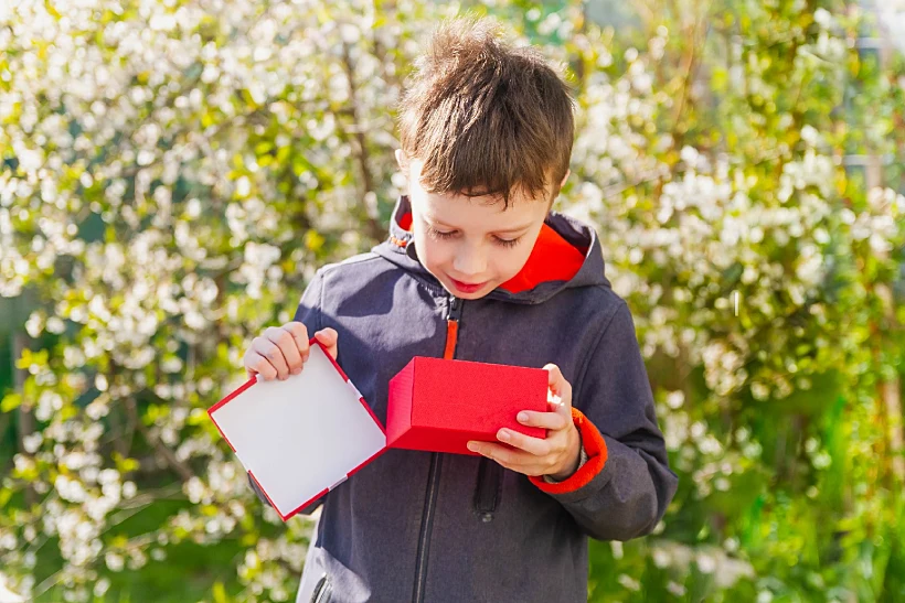 ילד פותח מתנה