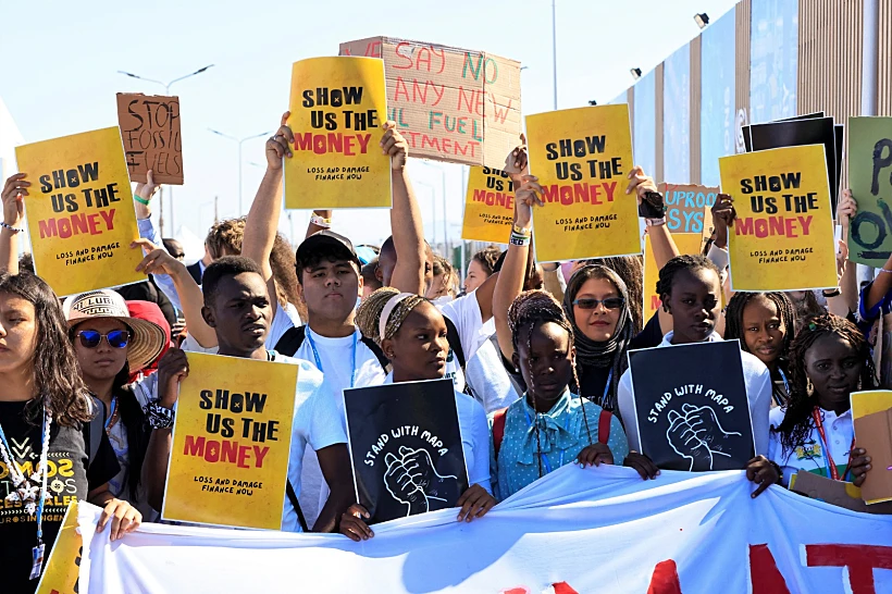 מפגינים דורשים מהמערב לשלם עבור Loss and Damages