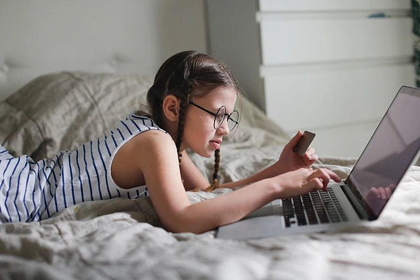 ילדה מבצעת רכישה דרך הרשת