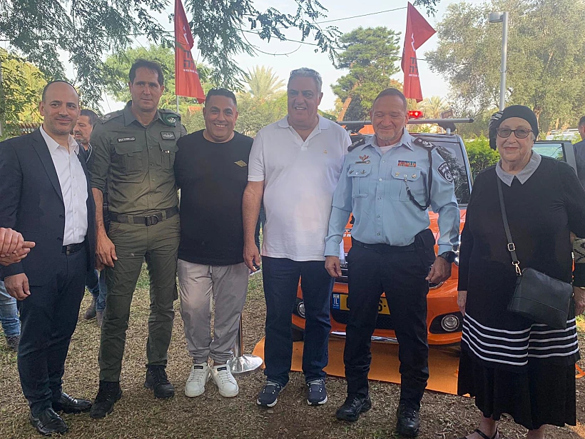 המפכ''ל קובי שבתאי בטקס בו נתרם אמבולנס זעיר על שם לוחם הימ''מ נועם רז ז''ל לטובת מתנדבי איחוד הצלה