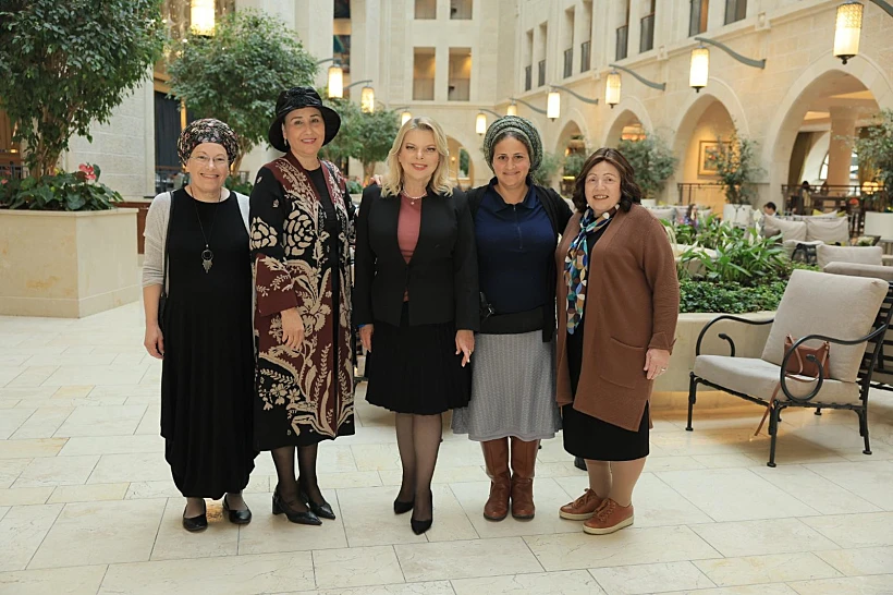 שרה נתניהו עם נשות ראשי הקואליציה, איילה בן גביר משמאלה עם אקדח