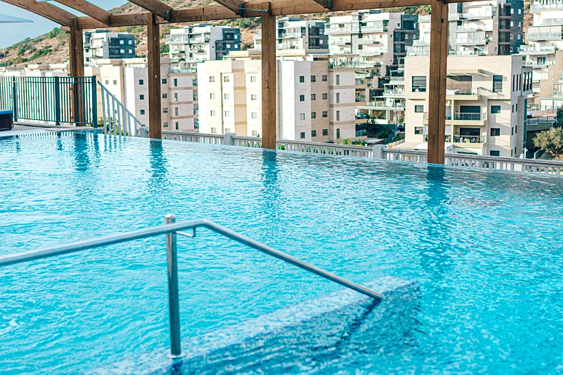 בריכת מלון קדם. צילום: הילה בן חנוך לוי