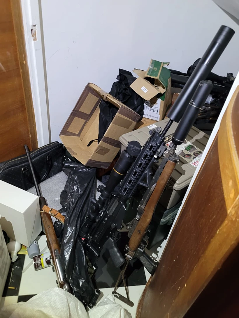 הציוד שאותר בביתו של בן סימון