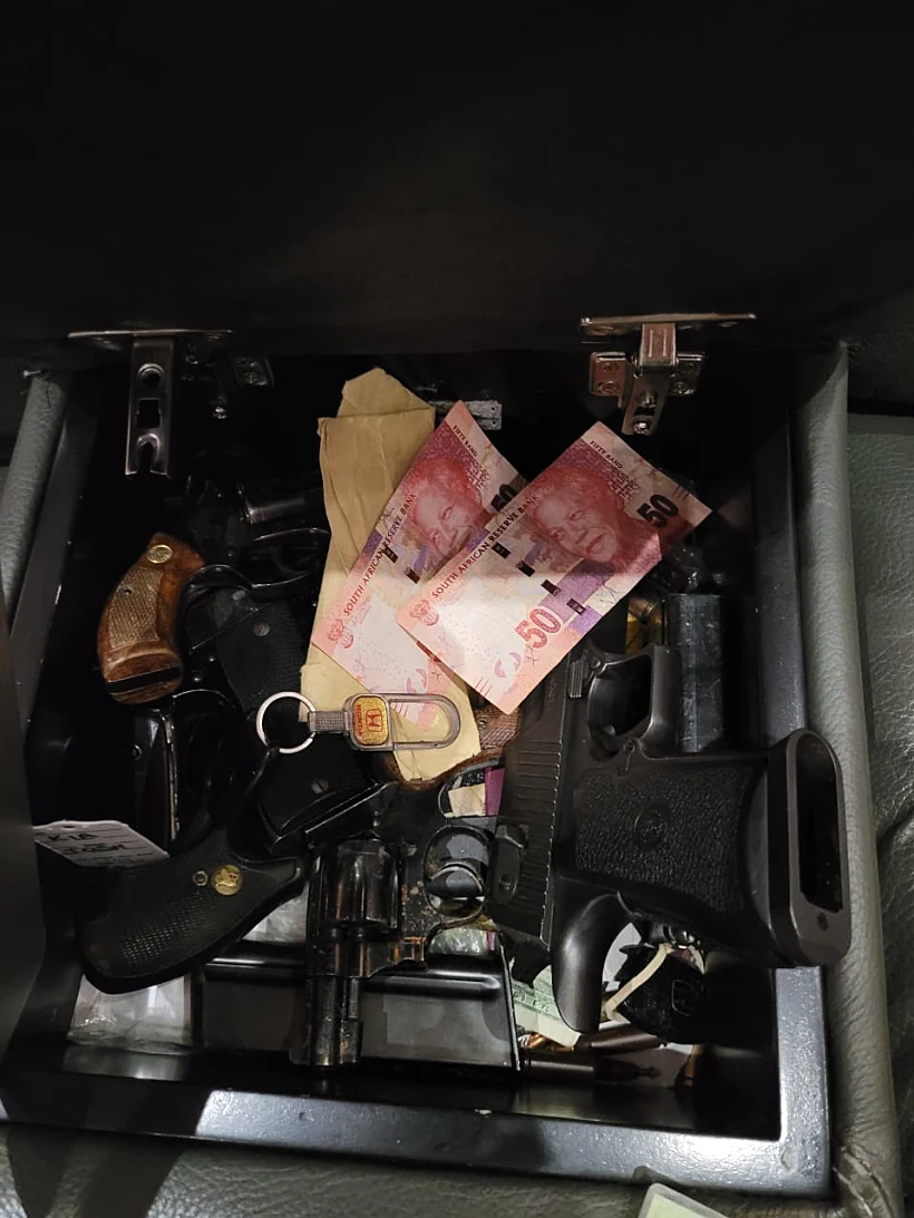 הציוד שאותר בביתו של בן סימון