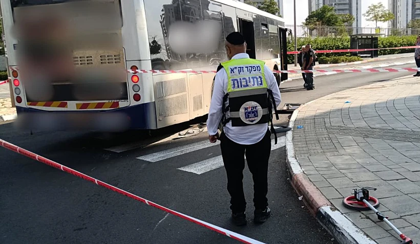 זירת התאונה בה נלכד רוכב אופנוע מתחת לאוטובוס בנתיבות