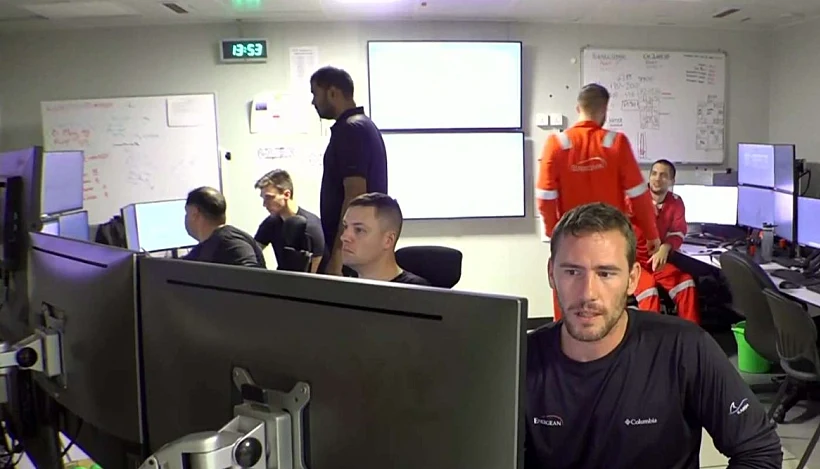 עובדים באסדת הגז ''כריש''