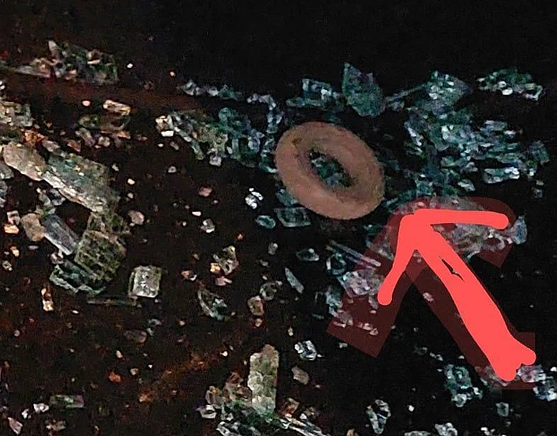 האבנים וטבעת הברזל שיודו לעבר הרכב