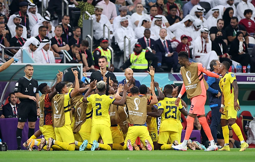 שחקני נבחרת אקוודור חוגגים את השער השני