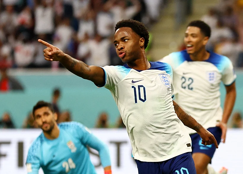 ראהים סטרלינג חוגג את השער השלישי של אנגליה